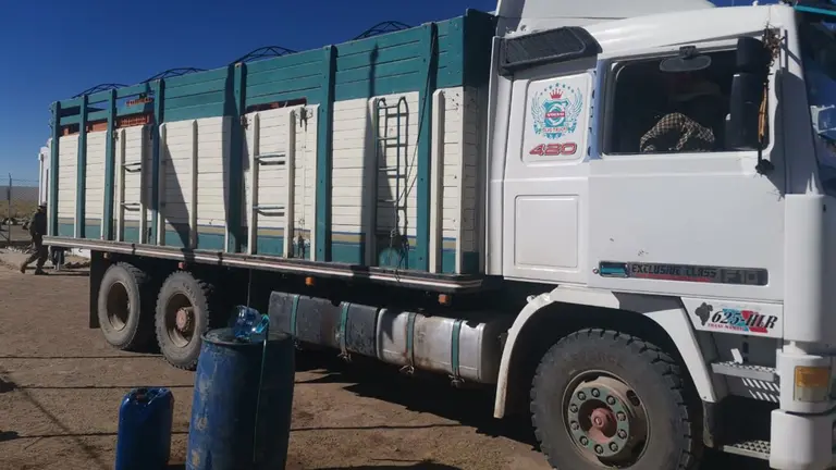Un cami&oacute;n incautado tras el operativo./ MINISTERIO DE DEFENSA