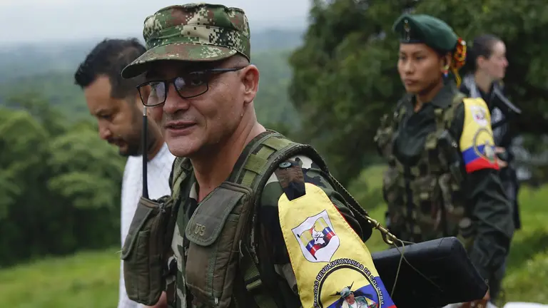 Fotograf&iacute;a de archivo que muestra a Alias Iv&aacute;n Mordisco, comandante general de la disidencia de las FARC, en San Vicente del Cagu&aacute;n (Colombia). EFE