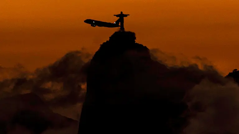 Un avión pasa frente al Cristo Redentor, en Río de Janeiro (Brasil), en una fotografía de archivo./ EFE