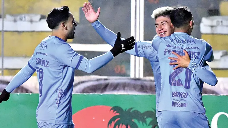Jugadores de Bol&iacute;var celebran una conquista en un compromiso pasado, disputado en el recinto miraflorino./ APG
