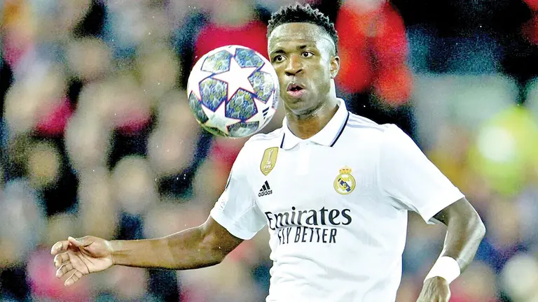 Vinicius maneja el bal&oacute;n en un duelo anterior de Real Madrid./ LOS ANGELES TIMES