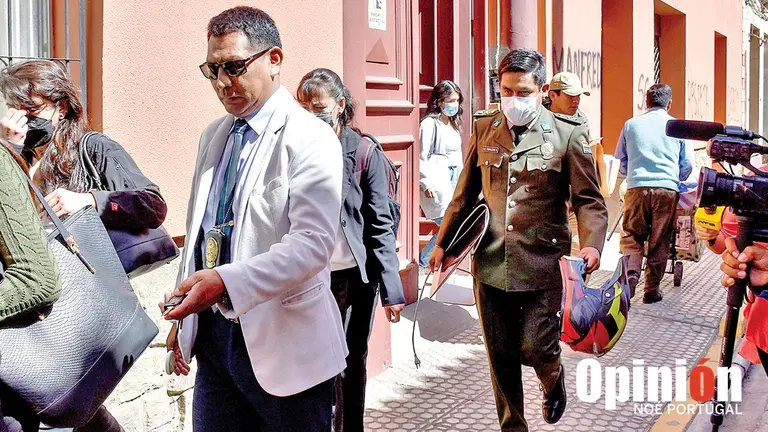 La comisi&oacute;n al salir de la Casa de la Esperanza, este 22 de mayo./ DICO SOL&Iacute;S