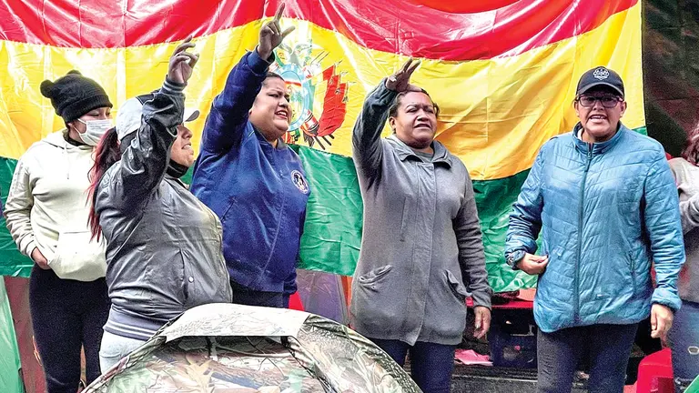 La celebraci&oacute;n de vecinos que mantienen vigilia frente al Concejo, este 22 de mayo./ ALEJANDRO ORELLANA