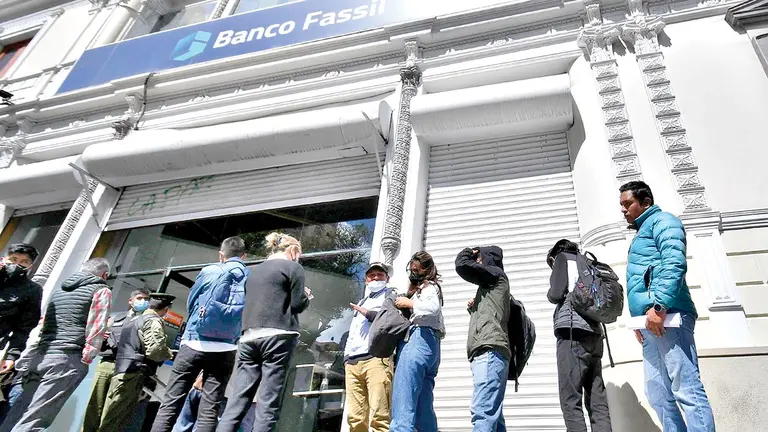 Clientes del ex Banco Fassil, cuando hac&iacute;an fila para conocer su situaci&oacute;n./ APG-ARCHIVO