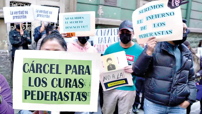 Un grupo de personas protesta en La Paz en contra de sacerdotes que cometieron abusos./ INFOBAE
