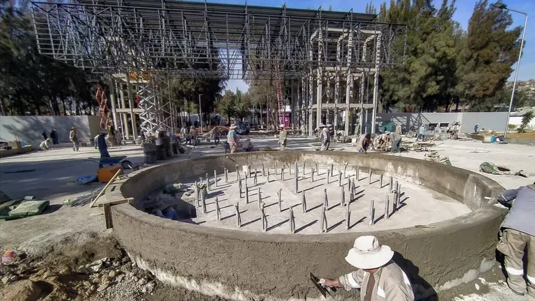 Fuente y port&oacute;n en construcci&oacute;n en el recinto Alalay. DICO SOL&Iacute;S
