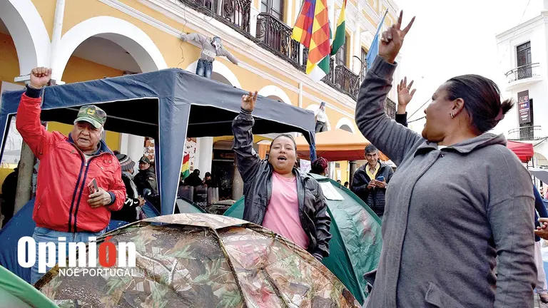 Vecinos que mantienen vigilia en la Plaza 14 de Septiembre celebran resultado de un amparo, este 23 de mayo./ NO&Eacute; PORTUGAL