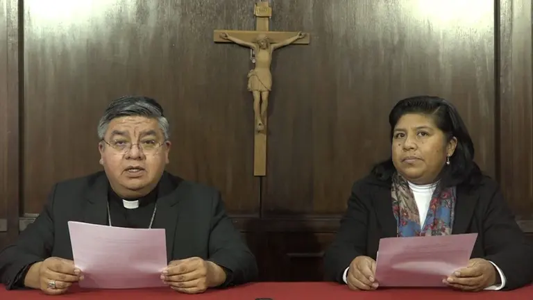 El secretario general de la Conferencia Episcopal Boliviana (CEB), monse&ntilde;or. Giovani Arana (izq) junto a Mar&iacute;a Beysabel Espinoza (der), responsable de la Pastoral Familiar. CEB