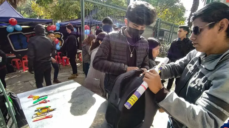 Revisi&oacute;n de mochilas al ingreso del campus central de la UMSS. DICO SOL&Iacute;S