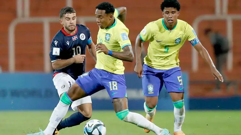 Kevin (c), de Brasil, disputa un balón con Edison Azcona (i), de República Dominicana, durante un partido del grupo D de Mundial Sub 20./ EFE