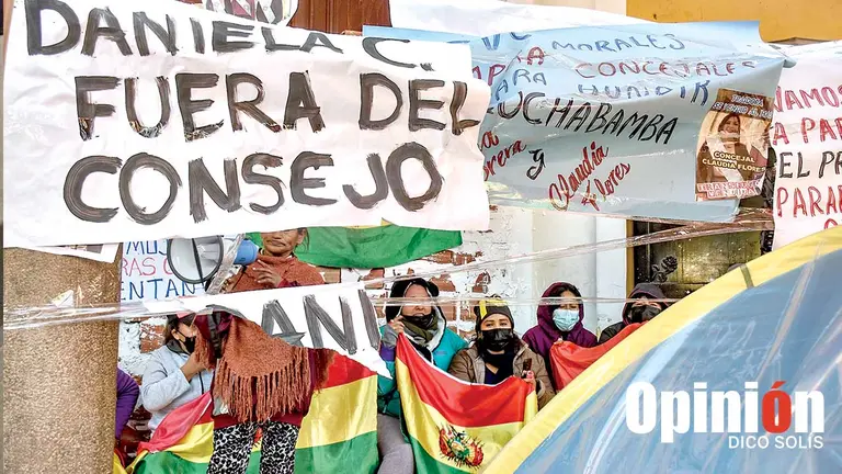La vigilia frente a Concejo Municipal./ DICO SOL&Iacute;S