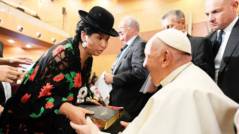 La alcaldesa Eva Copa en su visita al Papa Francisco. Vatican News