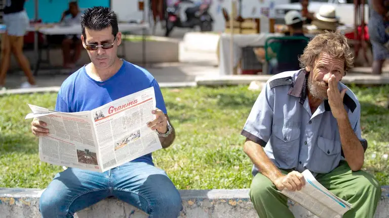 Fotografía de archivo en la que se observa a un hombre lee el periódico Granma en un parque en La Habana (Cuba)./ EFE