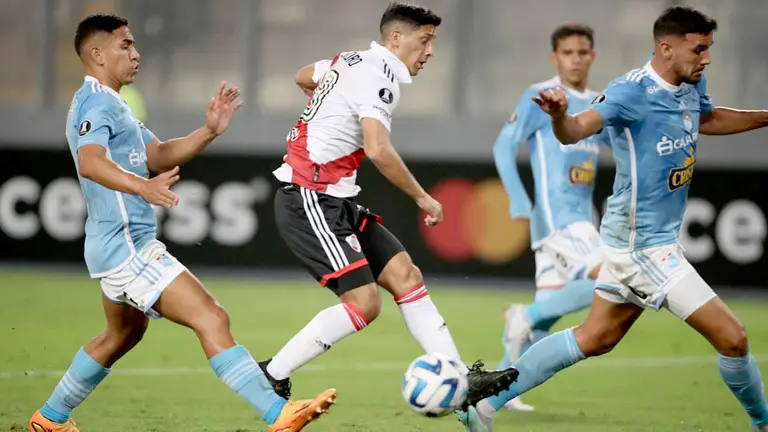 Rodrigo Aliendro (c) de River Plate controla en balón hoy, en un partido de la Copa Libertadores entre Sporting Cristal y River Plate, en Lima./ EFE