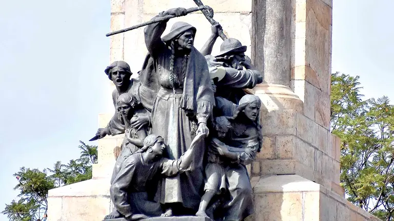 El monumento de las Hero&iacute;nas de la Coronilla./ ARCHIVO