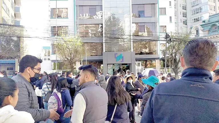 Trabajadores del ex Banco Fassil realizan una protesta frente a la ASFI./ ERBOL