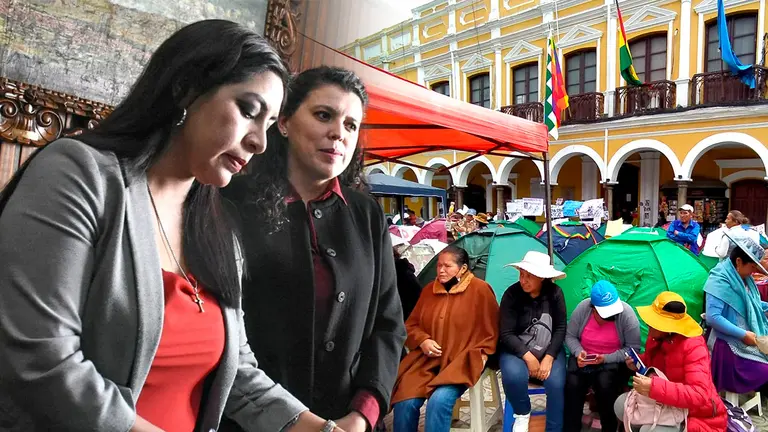 Las concejales Claudia Flores y Daniela Cabrera. Del otro lado, la vigilia que exige la renuncia de ambas.  Composici&oacute;n OPINI&Oacute;N