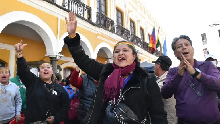 Vigilia festeja la determinaci&oacute;n de la Justicia, en la plaza 14 de Septiembre. NO&Eacute; PORTUGAL