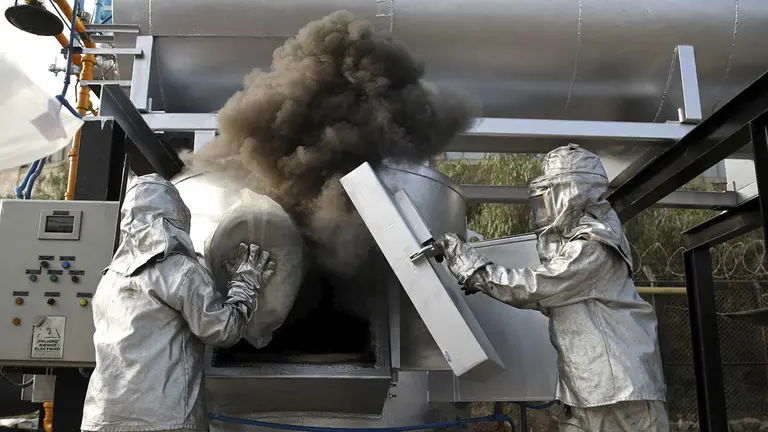 Expertos participan en la destrucci&oacute;n de cargamentos de drogas decomisadas, hoy, en Lima (Per&uacute;)./ EFE