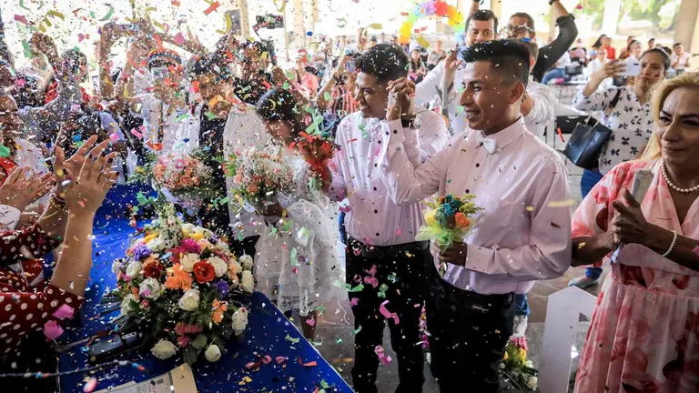 Dos hombres asisten hoy a las bodas gratuitas Igualitarias en el balneario de Acapulco, estado de Guerrero (México)./ EFE