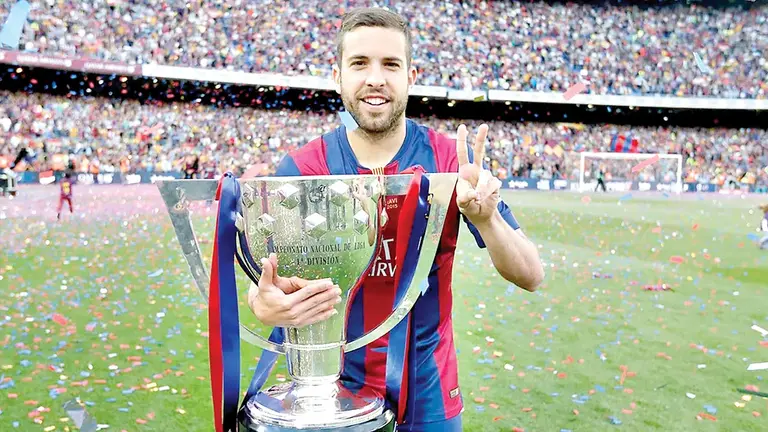Jordi Alba posa con el trofeo de la Liga Española, que ganó varias veces con el Barça./ MARCA