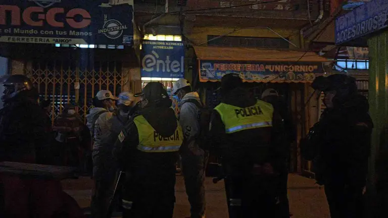 Efectivos policiales a las afueras de la escena del crimen. APG