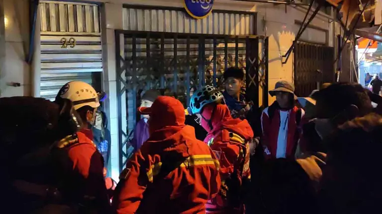 Voluntarios y vecinos de la casa de cambio atracada. APG
