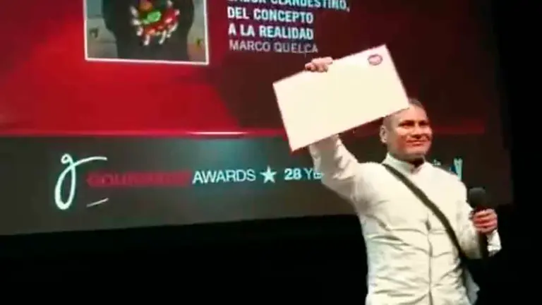 Marco Antonio Quelca recibiendo el premio. CAPTURA