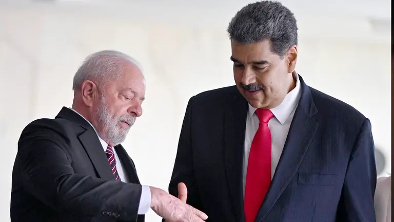 El presidente de Brasil, Luiz Inácio Lula da Silva, recibe al presidente de Venezuela, Nicolás Maduro, en Brasilia (Brasil)./ EFE