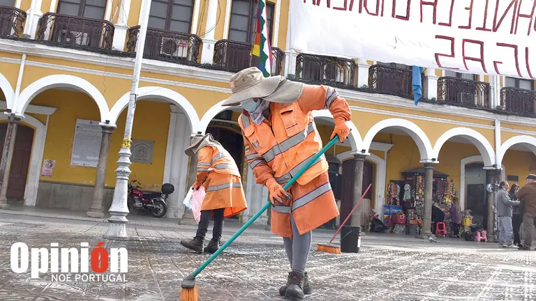 Personal de EMSA realiza limpieza del frontis del Concejo Municipal, este 29 de mayo./ NO&Eacute; PORTUGAL