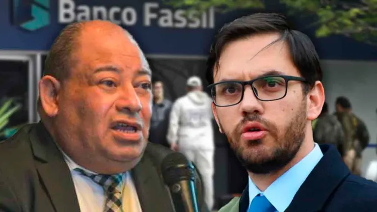 El exministro y el ministro de Gobierno, Carlos Romero y Eduardo del Castillo. Al fondo una imagen del Banco Fassil. COMPOSICI&Oacute;N OPINI&Oacute;N