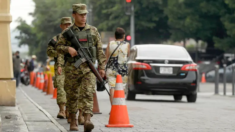 Soldados realizan patrullaje, hoy en el centro de San Salvador (El Salvador)./ EFE