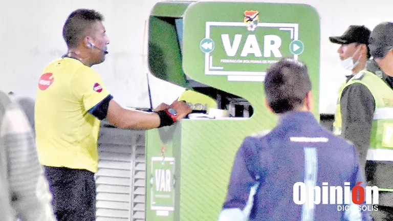 Un &aacute;rbitro revisa una jugada en el monitor del VAR./ DICO SOL&Iacute;S