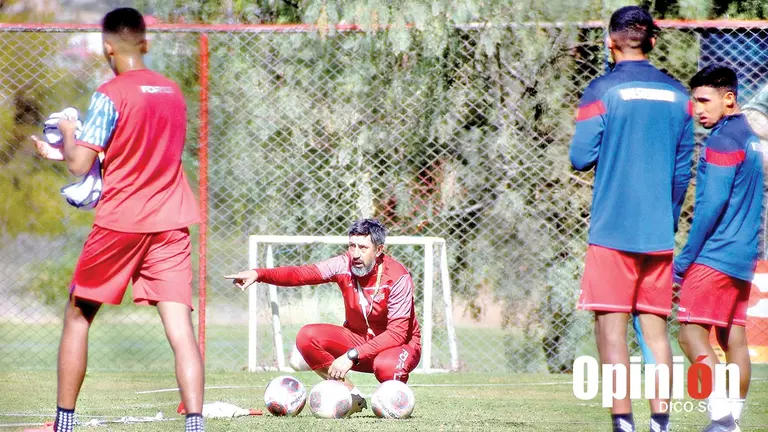 Cristian D&iacute;az brinda instrucciones a sus dirigidos durante una pr&aacute;ctica del H&eacute;rcules./ DICO SOL&Iacute;S