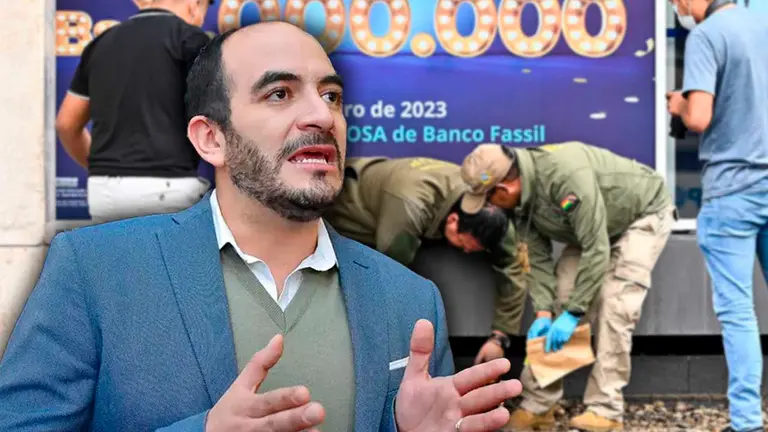 El abogado de los hijos de Colodro. Al fondo, peritos policiales investigando el lugar del deceso del exinterventor. COMPOSICI&Oacute;N OPINI&Oacute;N