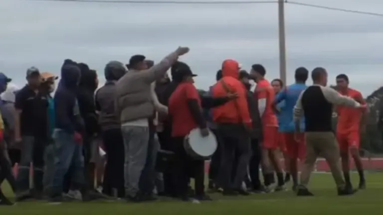 Hinchas de Guabirá irrumpen el entrenamiento del equipo exigiendo mejores resultados. Competencia los campeones