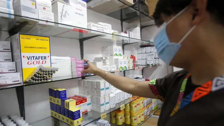 Un trabajadora despacha medicamentos en una farmacia, en una fotograf&iacute;a de archivo./ EFE