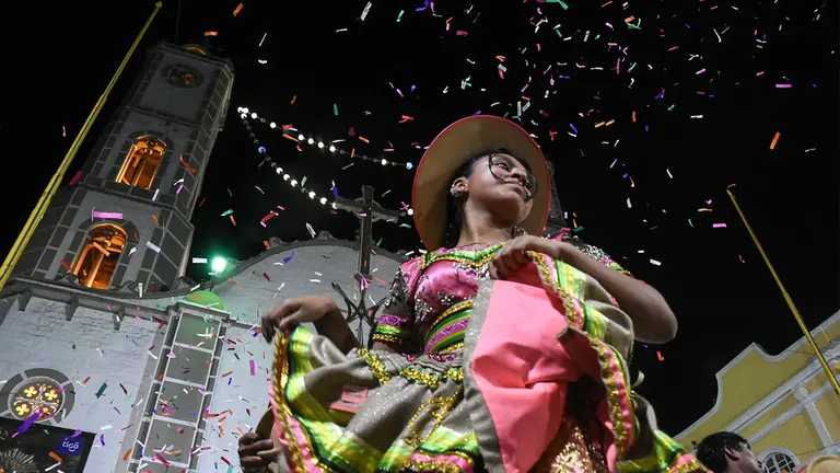 Una de las bailarinas, en la presentaci&oacute;n de la festividad./ DICO SOL&Iacute;S