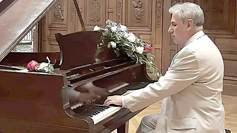 El pianista Juan Antonia Rojas Lazcano interpreta una canci&oacute;n con su instrumento musical./ CORTES&Iacute;A