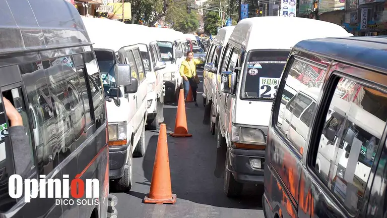 Veh&iacute;culos de transporte p&uacute;blico en la avenida Aroma y San Mart&iacute;n, este 31 de mayo./ DICO SOL&Iacute;S