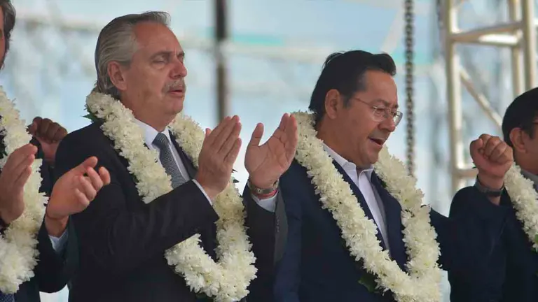El presidente del Estado, Luis Arce, junto a su hom&oacute;logo argentino, Alberto Fern&aacute;ndez. APG