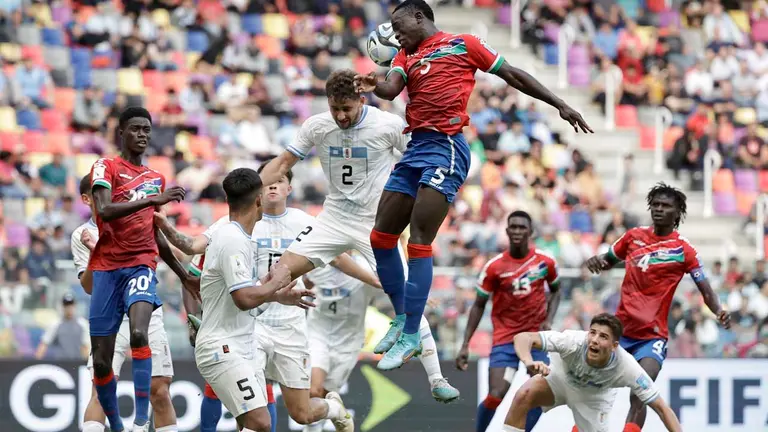 Dembo Saidykhan (c-d) de Gambia disputa un balón con Juan Sebastián Boselli (c-i) de Uruguay hoy, en un partido de los octavos de final de la Copa Mundial de Fútbol Sub 20 entre Gambia y Uruguay./ EFE