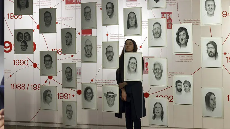 Asistentes observan la muestra irosis, la primera exposici&oacute;n muse&iacute;stica sobre la epidemia de VIHSida, el 1 de junio de 2023, en Bogot&aacute;./ EFE