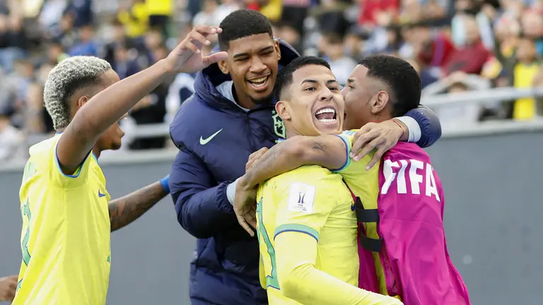 Matheus Martins (c) de Brasil celebra su gol, en un partido de los octavos de final de la Copa Mundial de F&uacute;tbol sub-20 entre Brasil y T&uacute;nez en el estadio Diego Armando Maradona, en La Plata (Argentina)./ EFE