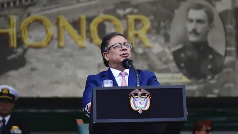 Fotograf&iacute;a cedida por la Presidencia de Colombia que muestra al mandatario, Gustavo Petro, mientras habla hoy durante una ceremonia con militares, en Bogot&aacute; (Colombia)./ EFE
