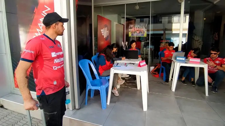 Wilster apela a aportes del exterior; hinchas ser&aacute;n inmortalizados en el &lsquo;muro aviador&rsquo;./ DICO SOL&Iacute;S