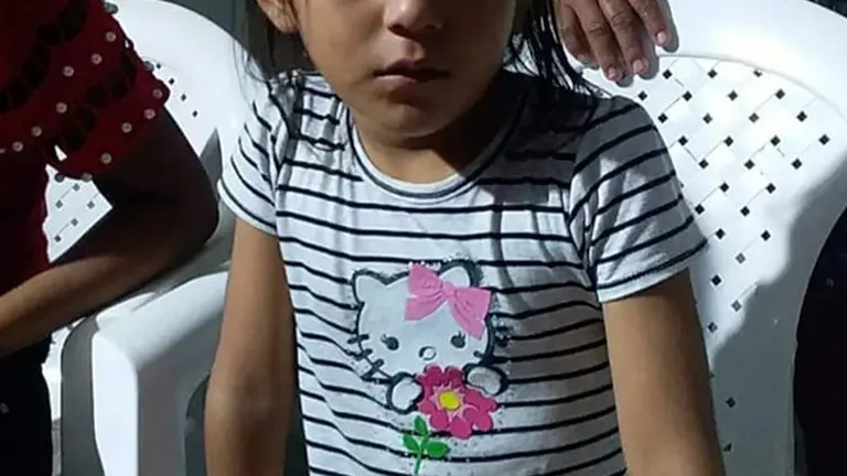 Ni&ntilde;a que dorm&iacute;a al interior del veh&iacute;culo que fue robado en Ivirgazama el fin de semana. RRSS.