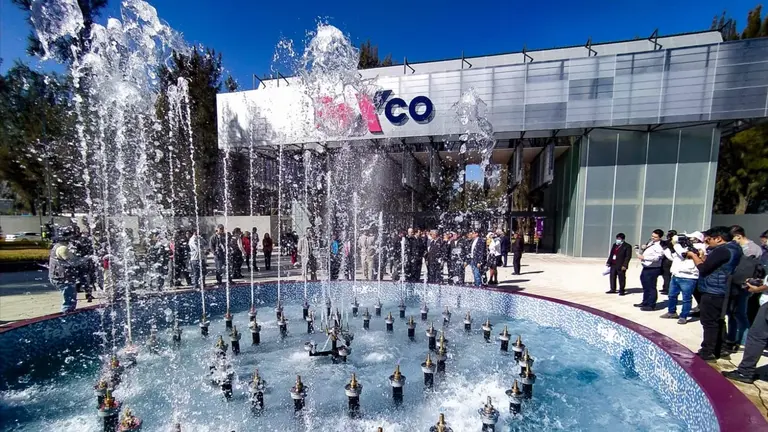 La fuente de aguas danzantes y el p&oacute;rtico de la FEXCO-2023. DICO SOL&Iacute;S