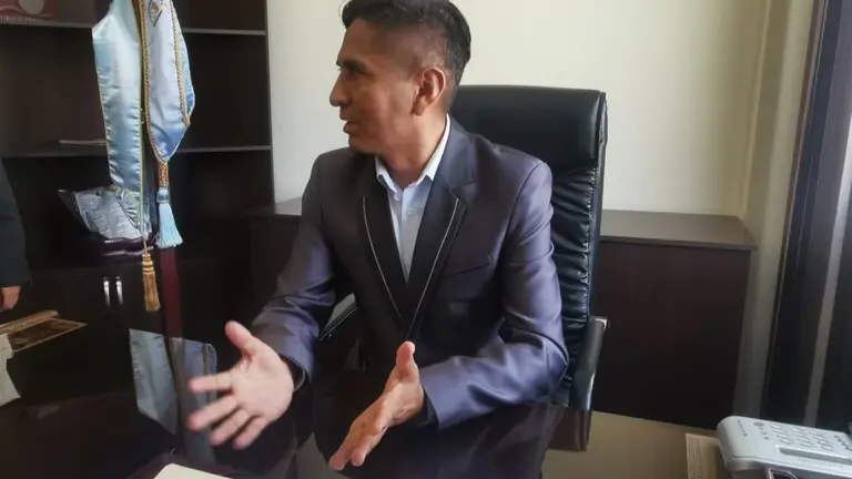 Joel Flores, en contacto con los medios desde el Concejo. MELISSA REVOLLO