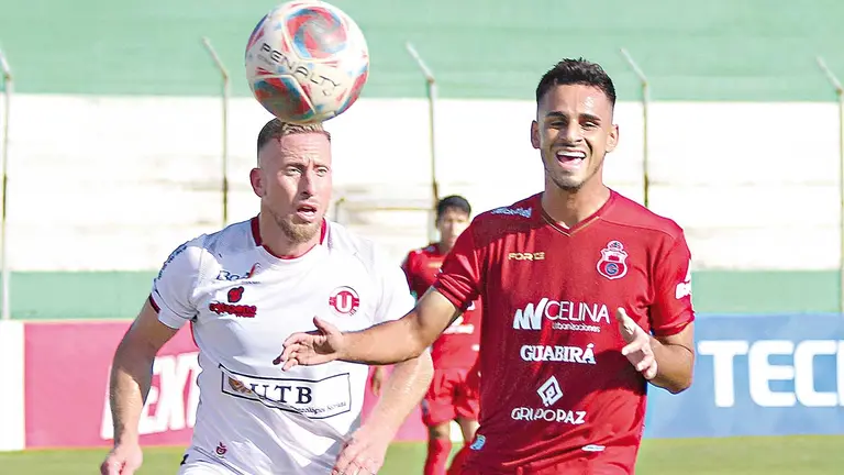 Joaqu&iacute;n Lencinas (i) pugna una pelota con Ru&iacute;z D&iacute;az (d), durante la derrota (1-0) de la U ante Guabir&aacute; en la Caldera./ APG